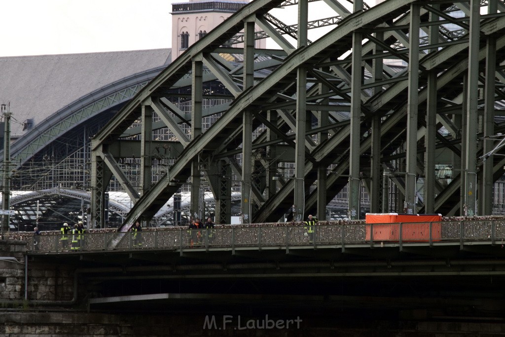 PSpringt kein Suizid Brueckenspringer Koeln Hohenzollernbruecke P251.JPG - Miklos Laubert